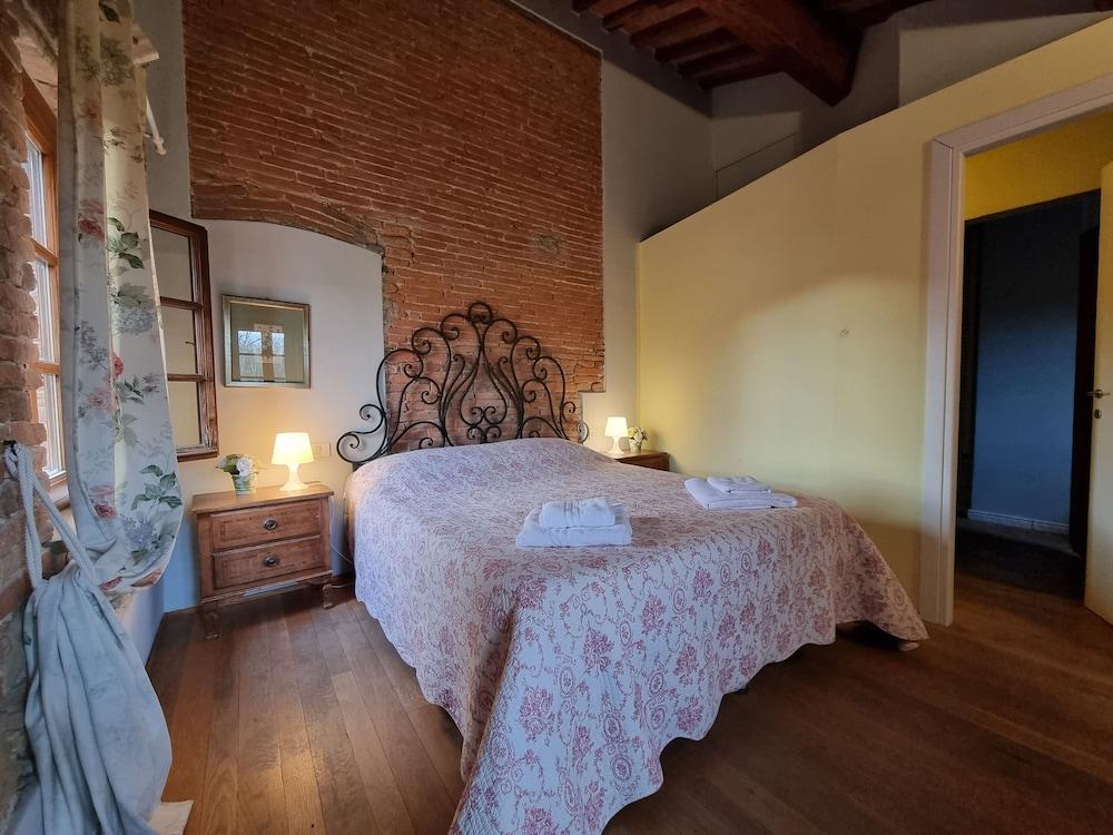 Farmhouse in Tuscany With Pool & Near Montecastello