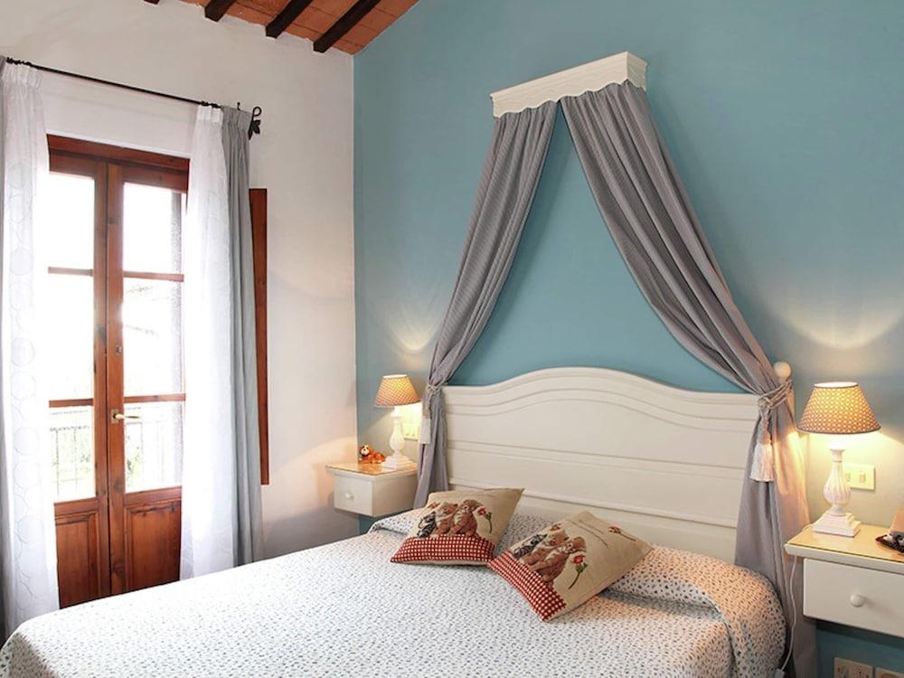 Scenic Tuscan Mansion