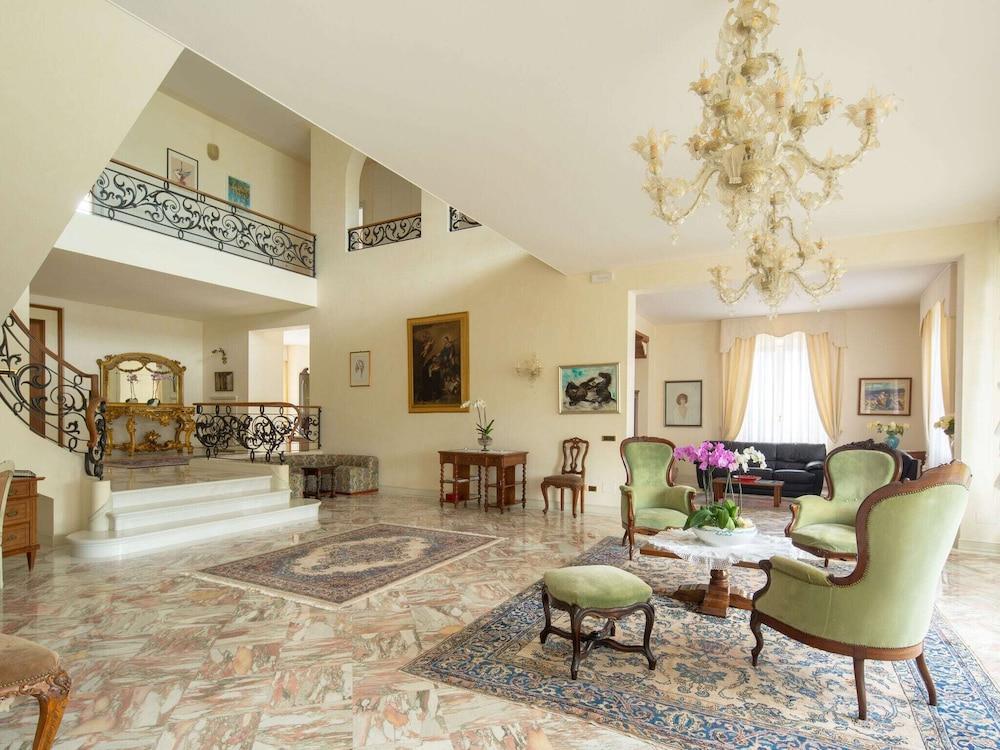 Splendid Villa in Macerata With Pool & Views