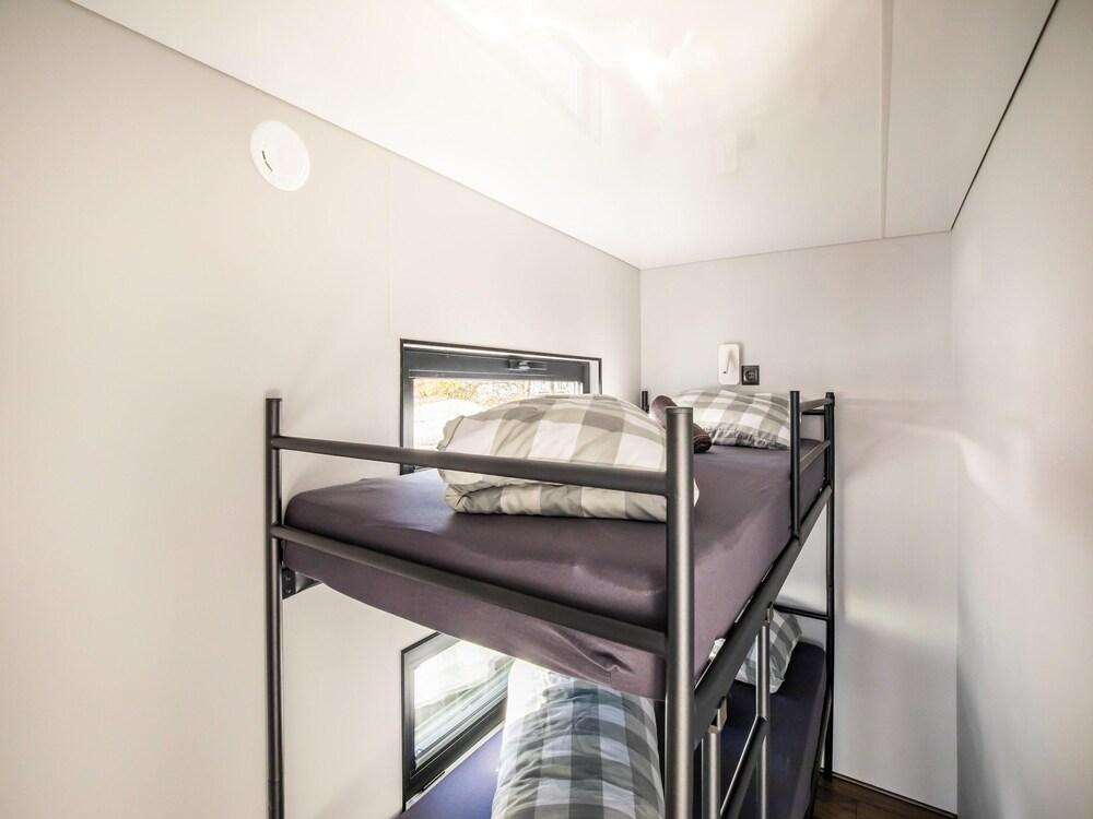 Beautiful Houseboat With Shared Pool