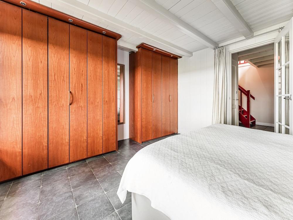 Spacious Holiday Home De Pauwenhof