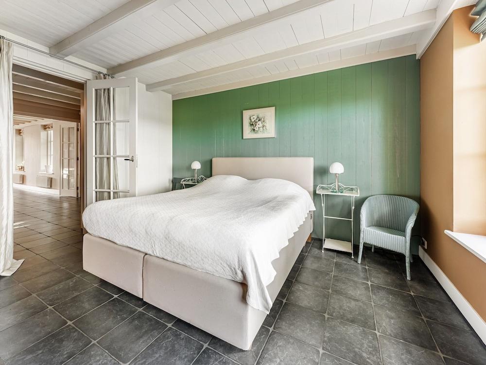 Spacious Holiday Home De Pauwenhof