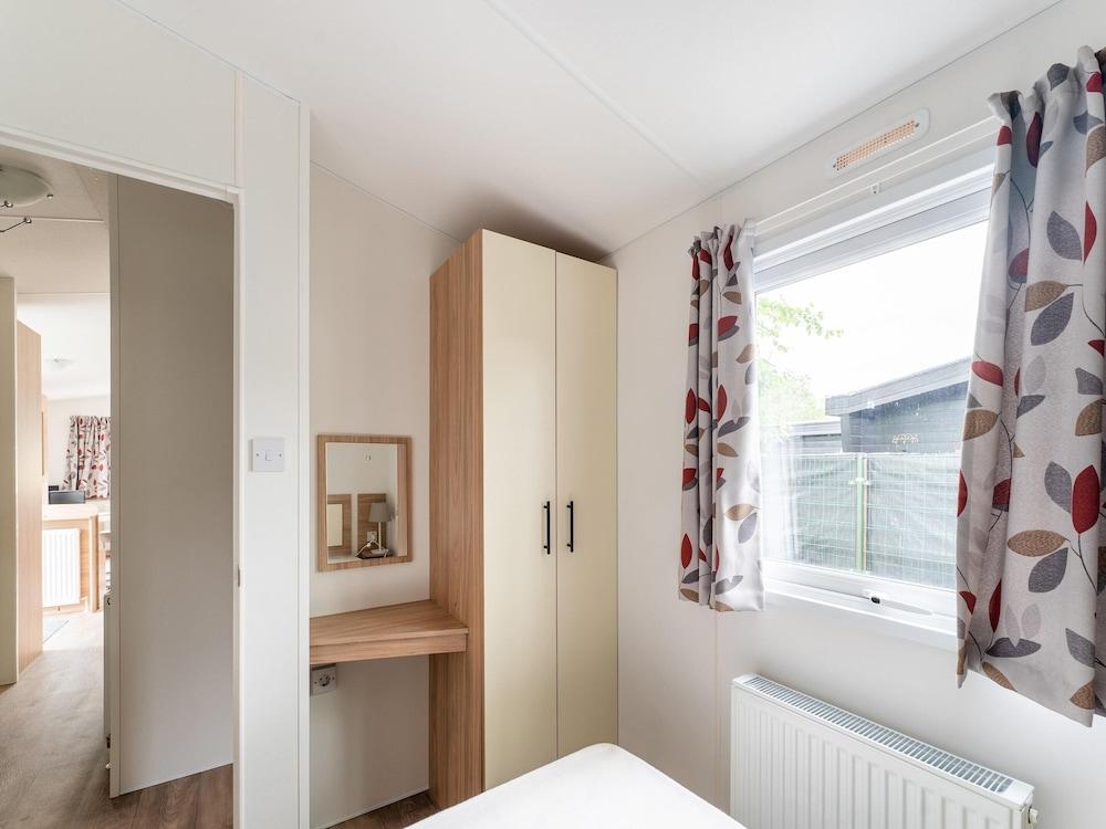 Relaxing Holiday Chalet by the Water in Grou