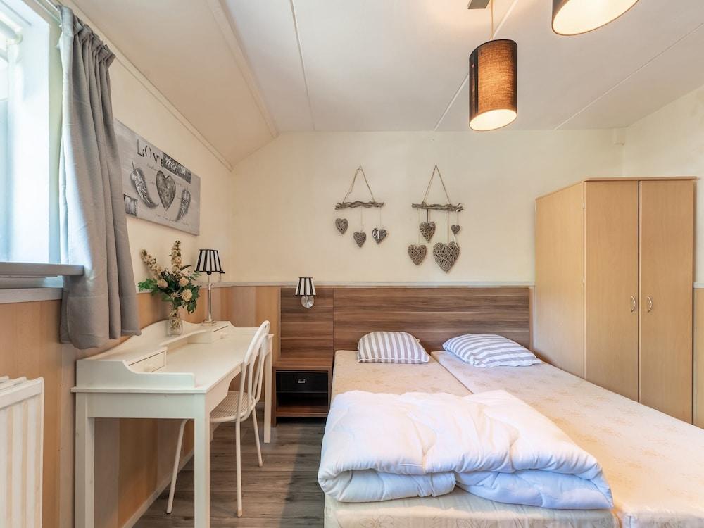 Farmhouse in Giethoorn by the Canals