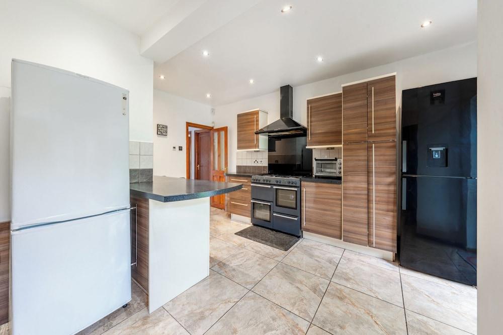 House - Sleeps 10 - Garden - Parking