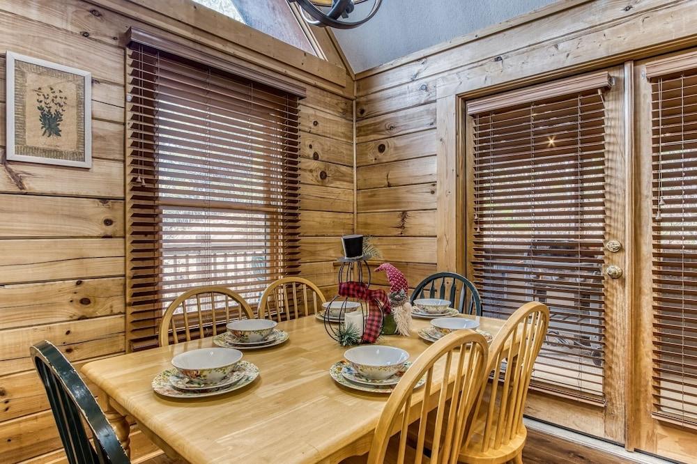 Er239- Sleepy Bear Great Location â Close To Town! 2 Bedroom Cabin by RedAwning