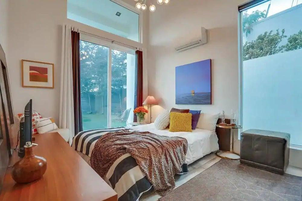 Troy Dr - Sleek & Modern Hollywood Hills Home With Stunning Views