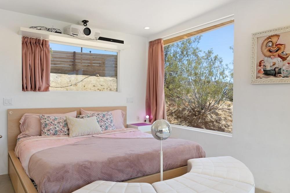 House Of Intellect - Hot Tub, Pool Fire Pit And Views! 1 Bedroom Home by Redawning