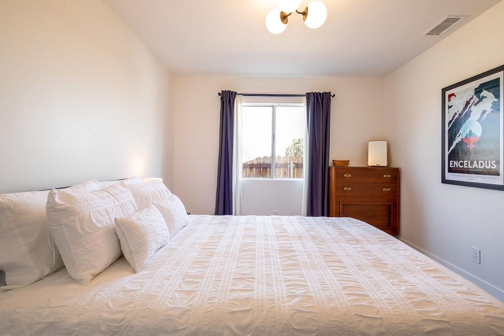 The Rockhopper - Hot Tub, Fire Pit & Walk To Downtown Jt! 4 Bedroom Home by RedAwning