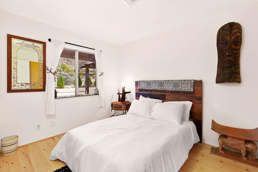 High View Haven - Hot Tub, Fire Pit & Bbq In Joshua Tree! 4 Bedroom Home by RedAwning