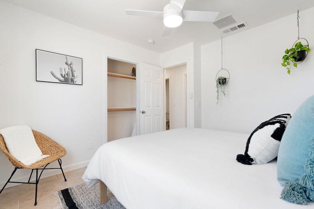 Golden Desert Ranch - Hot Tub, Fire Pit And Bbq! 3 Bedroom Home by RedAwning