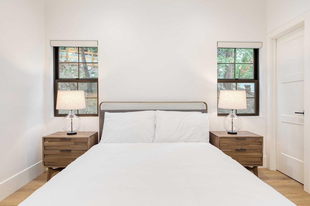 Luxury Retreat, 5mins to the Lake Game Room + Fire Pit Howlite by Avantstay