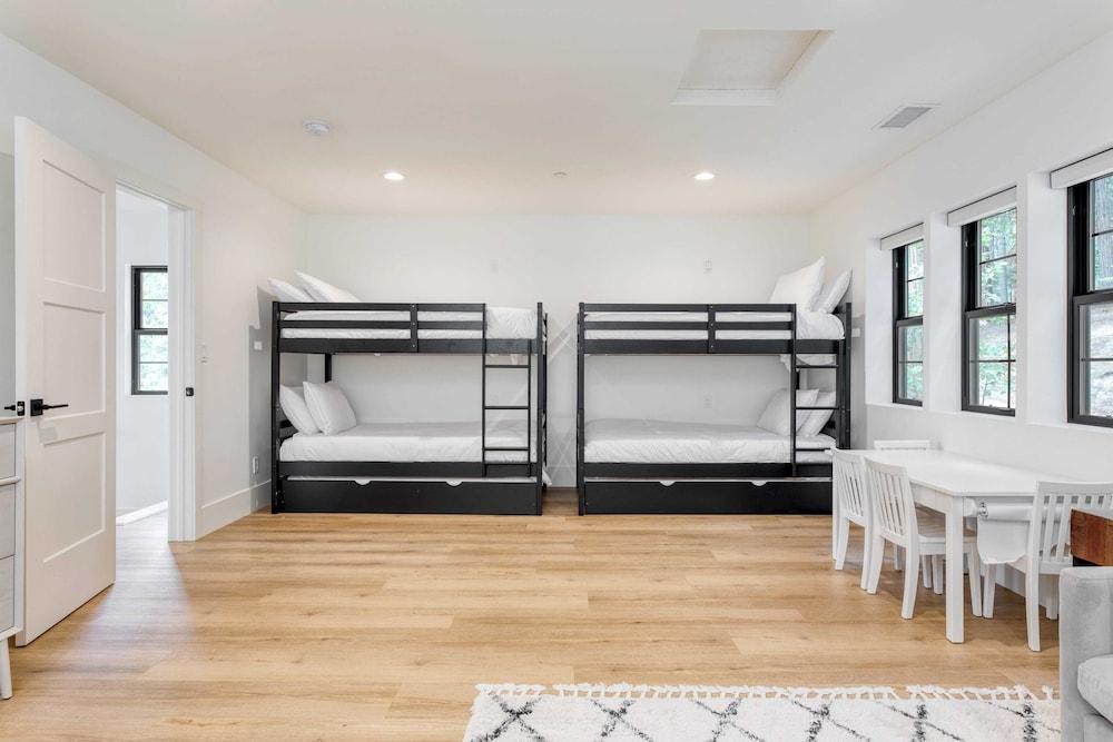 Luxury Retreat, 5mins to the Lake Game Room + Fire Pit Howlite by Avantstay