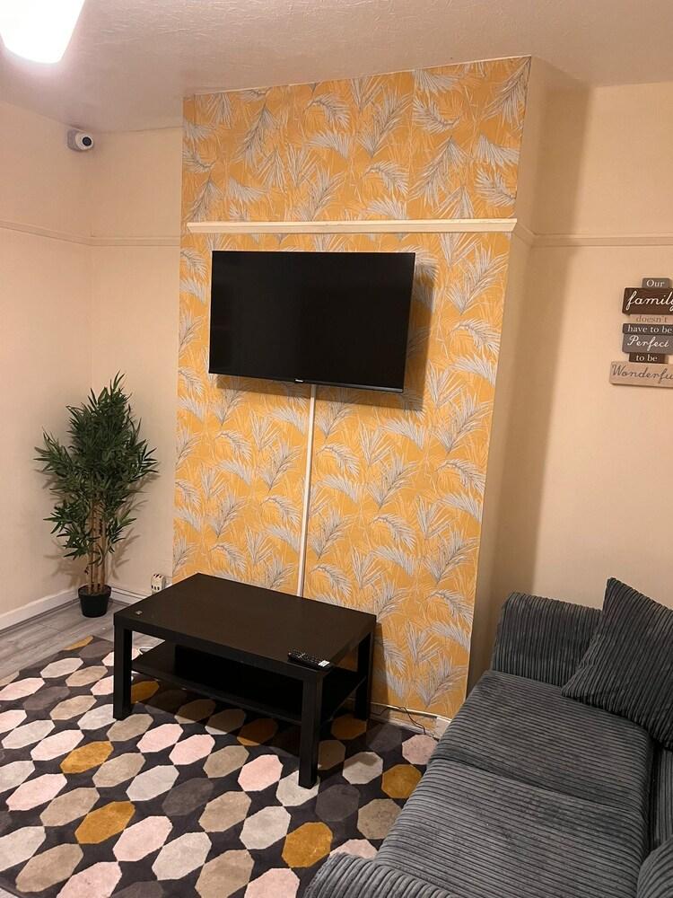 Budget 5-bed Apartment in Barking