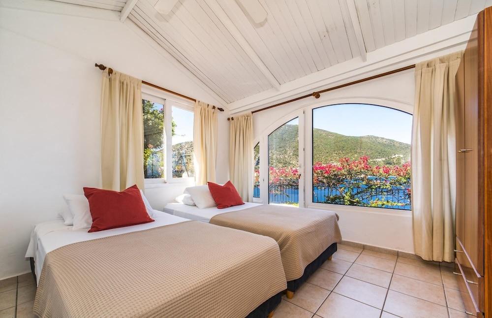 Nitsa s House - 2 bed House in Front of the sea