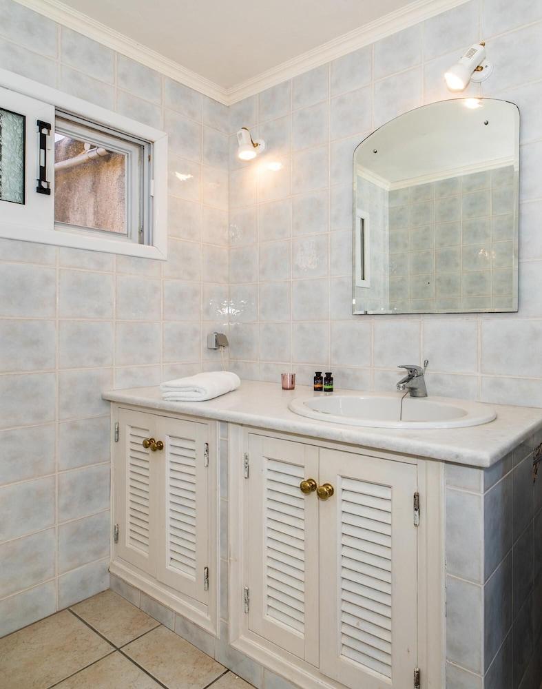 Nitsa s House - 2 bed House in Front of the sea