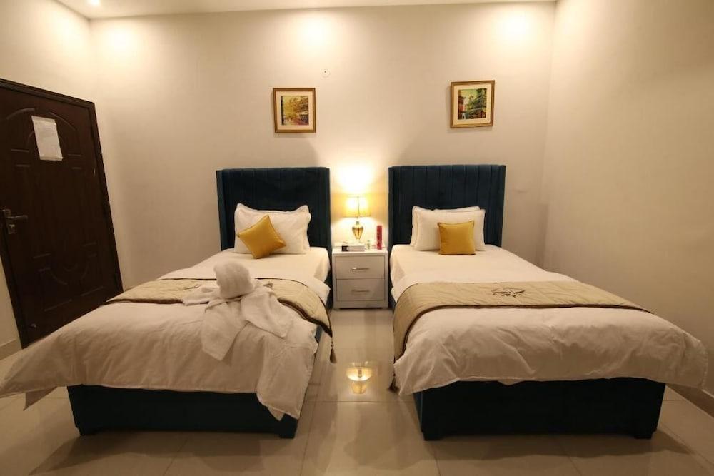 Cuzzy Inn Hotel Lahore