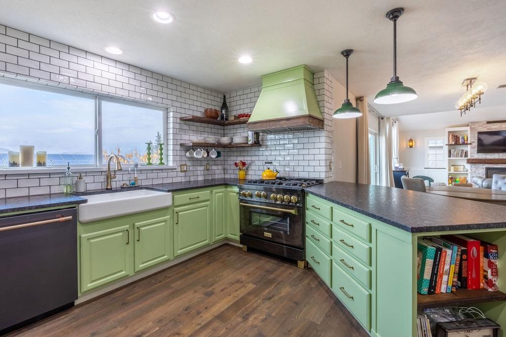 Westside Mountain View 2 Bedroom Home by RedAwning