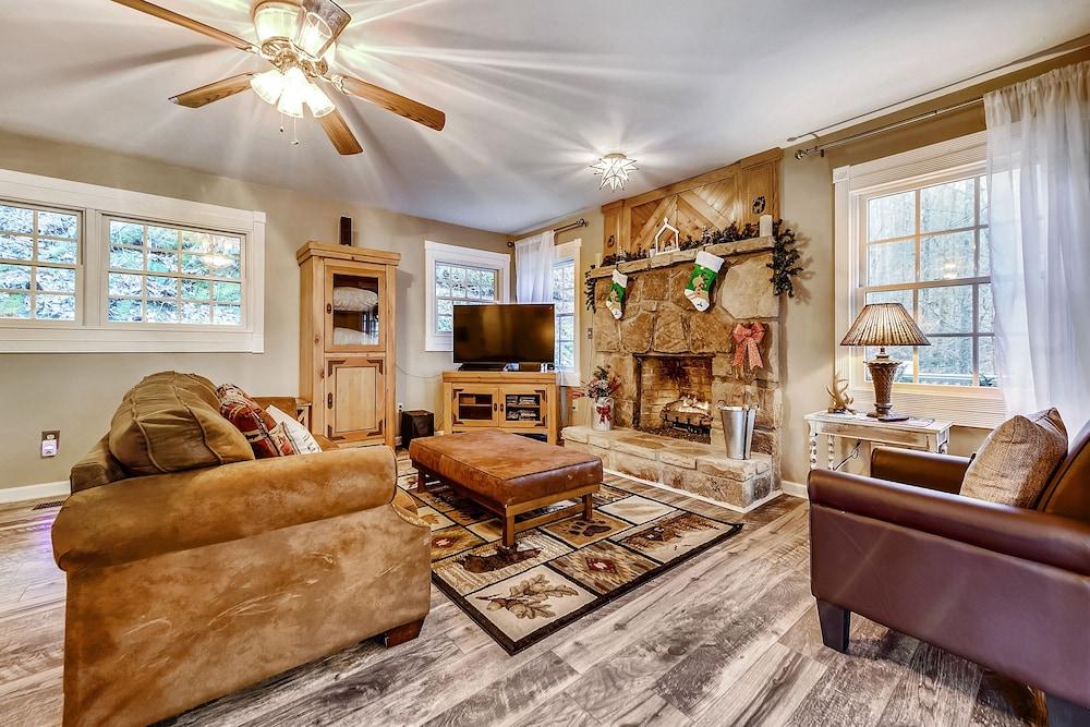 Spring Creek Cottage 1 Bedroom Chalet by RedAwning