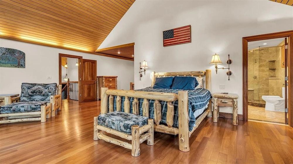 Sandy Cove - Limit 14 4 Bedroom Villa by RedAwning