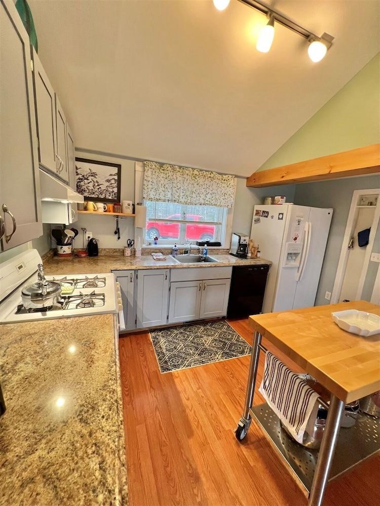 Mary's Lakeview - Limit 10 4 Bedroom Home by RedAwning