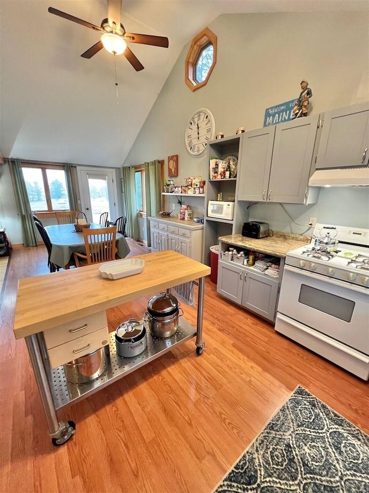 Mary's Lakeview - Limit 10 4 Bedroom Home by RedAwning