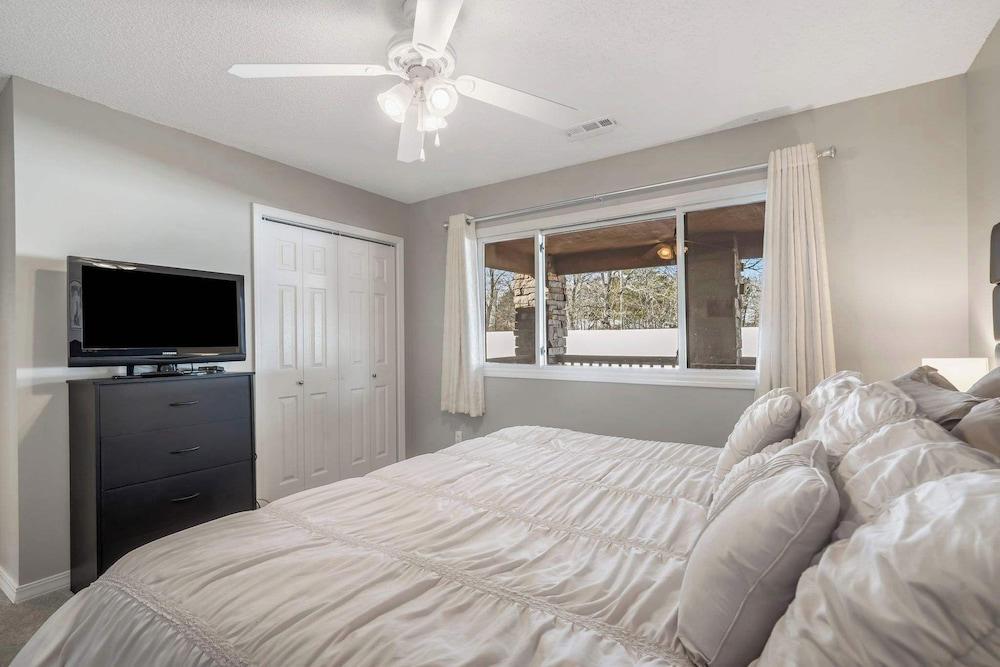 Poolside Oasis at the Pointe 2BR Condo Minutes From Table Rock Lake