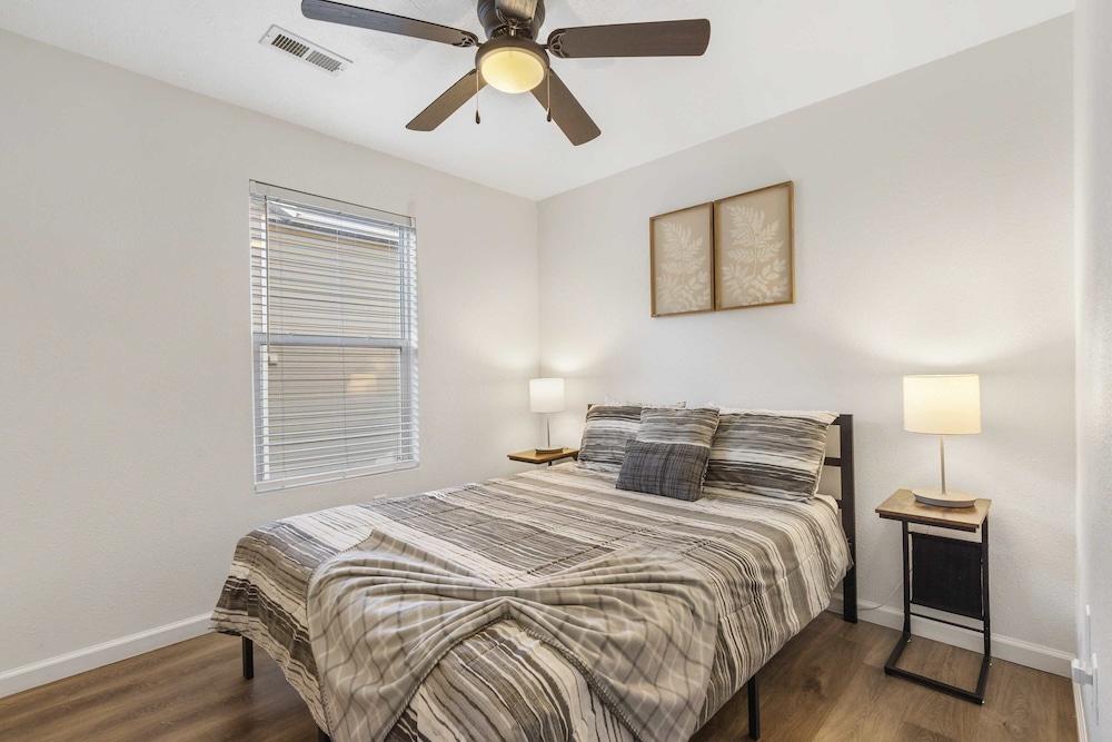 New Listing Vineyard Valley Views - Balcony