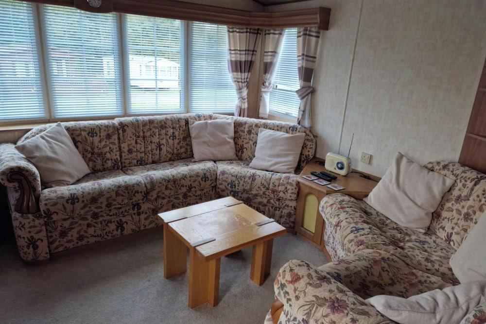 Caravan - Sleeps 4 - Pet Friendly - Parking