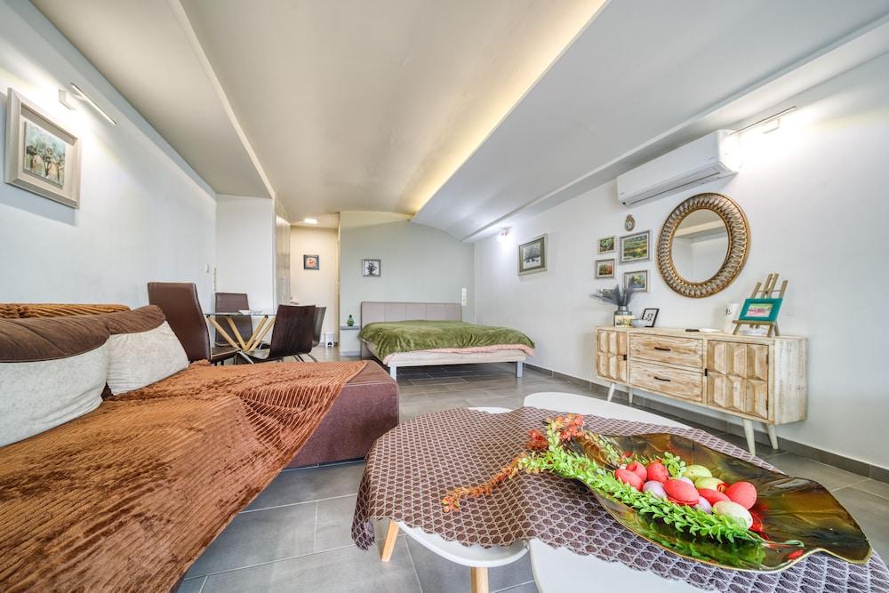 Magical View Studios Asproneri, Kamena Vourla