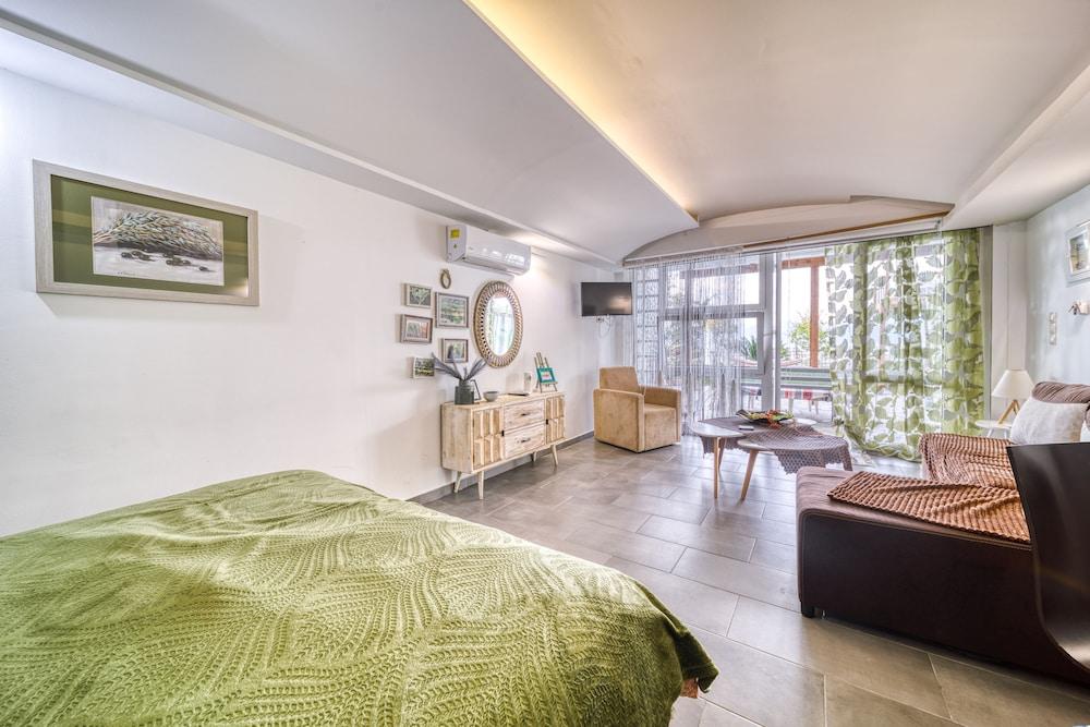 Magical View Studios Asproneri, Kamena Vourla