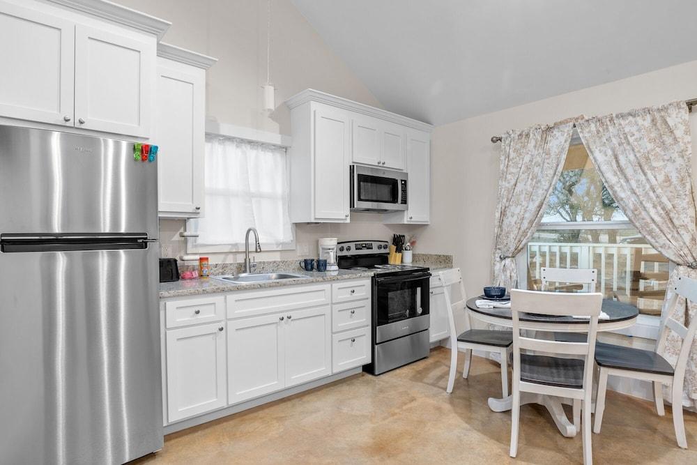 Appian Way Monte Carlo 1 Bedroom Cabin by RedAwning