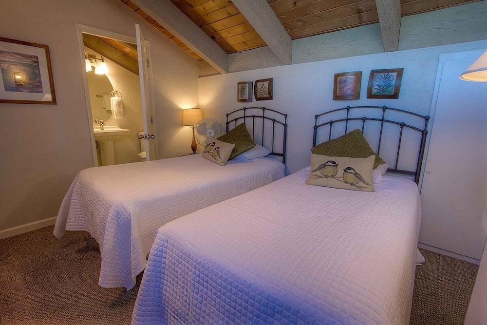 Sky Lake Splendor 5 Bedroom Condo by RedAwning