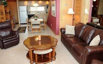 Seven Springs Stoneridge 3 Bedroom and Loft Condo with private deck by RedAwning