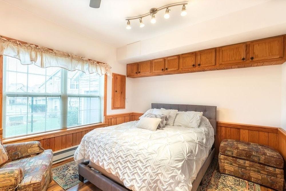Seven Springs 4 BR Premium Condo, Sleeps 9 by RedAwning