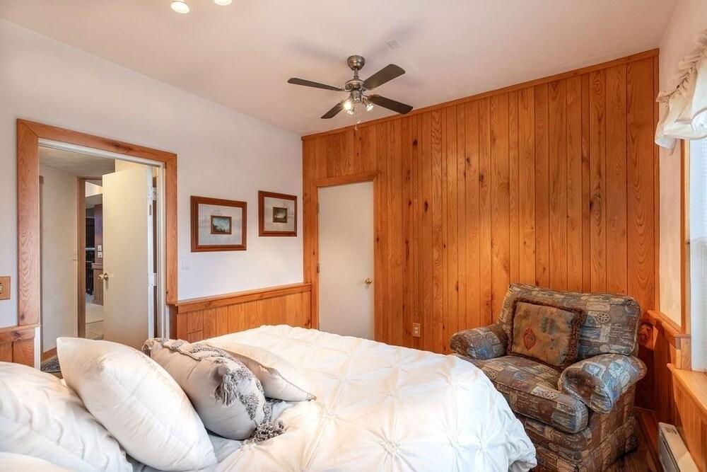 Seven Springs 4 BR Premium Condo, Sleeps 9 by RedAwning