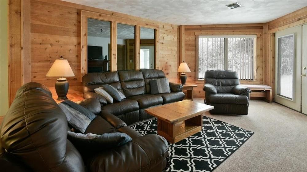 Seven Springs Stoneridge 3 Bedroom Pet Friendly Condo, Ski-In/Out by RedAwning