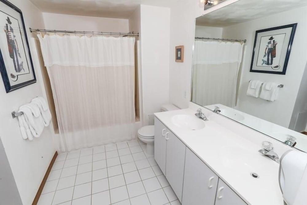 Seven Springs Stonegate 2 Bedroom Condo, Ski-In/Out, Sleeps 8! by RedAwning