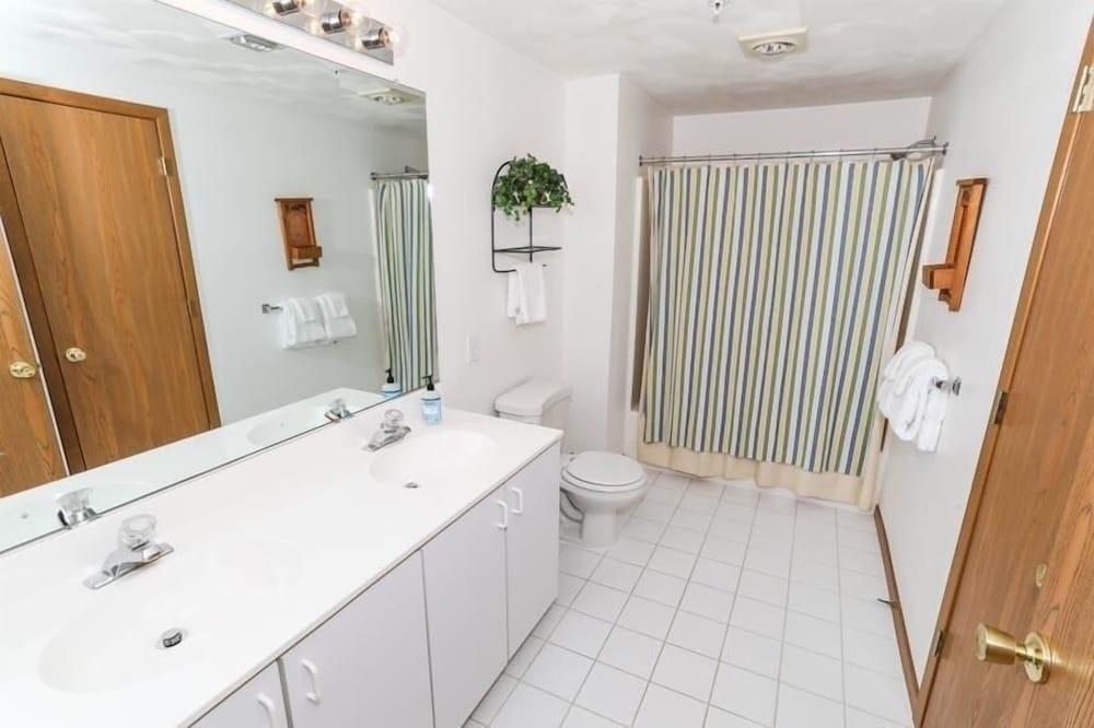 Seven Springs Stonegate 2 Bedroom Condo, Ski-In/Out, Sleeps 8! by RedAwning