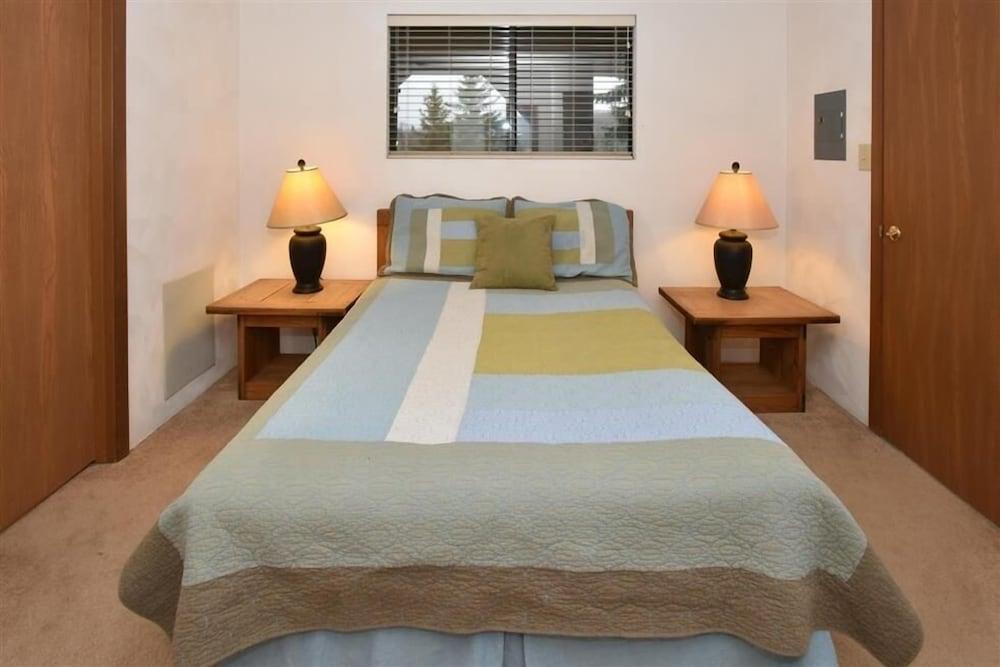 Seven Springs Stoneridge 3 BR Loft Standard Condo, Pet Friendly! by RedAwning