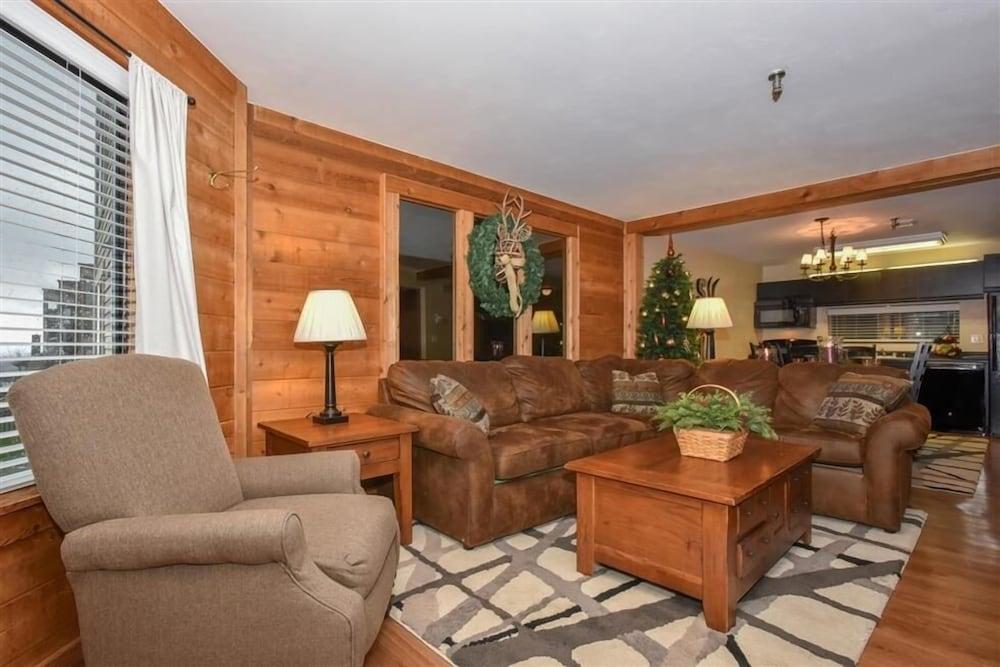 Seven Springs Stoneridge Ski-In/Out Condo with Mountain Views by RedAwning
