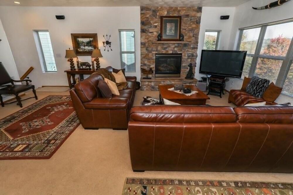 Seven Springs 4 BR Premium Condo, Mountain Views! by RedAwning