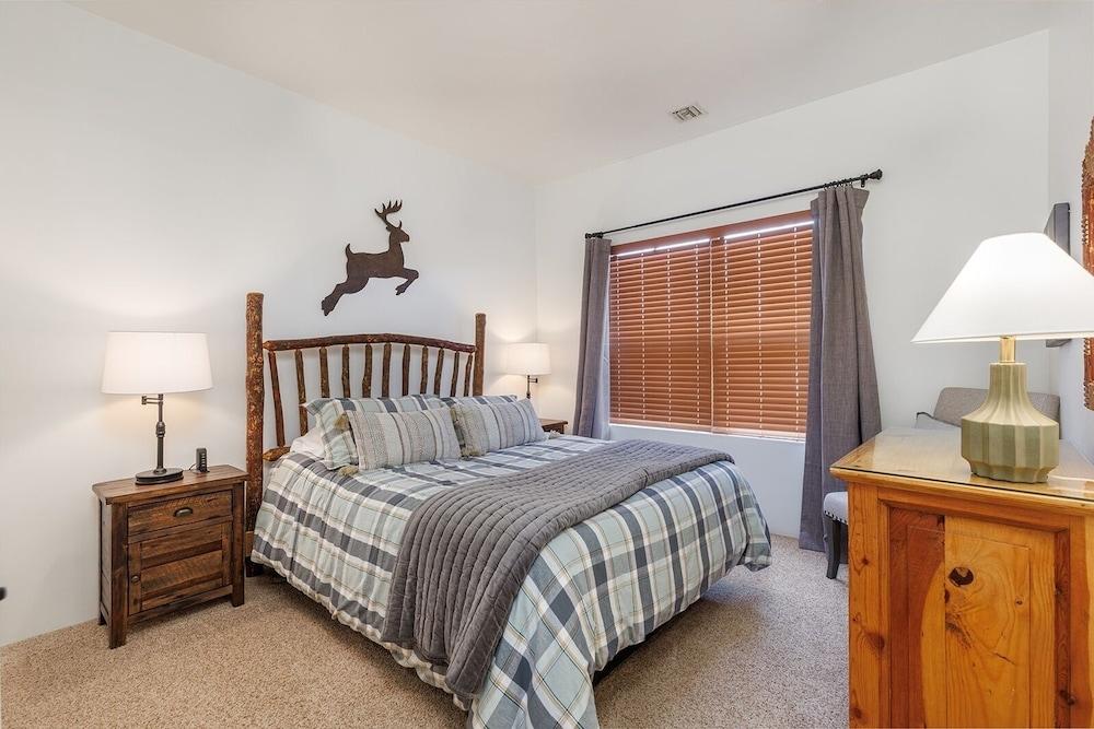 Seven Springs 4 BR Premium Condo, Deck with Views by RedAwning
