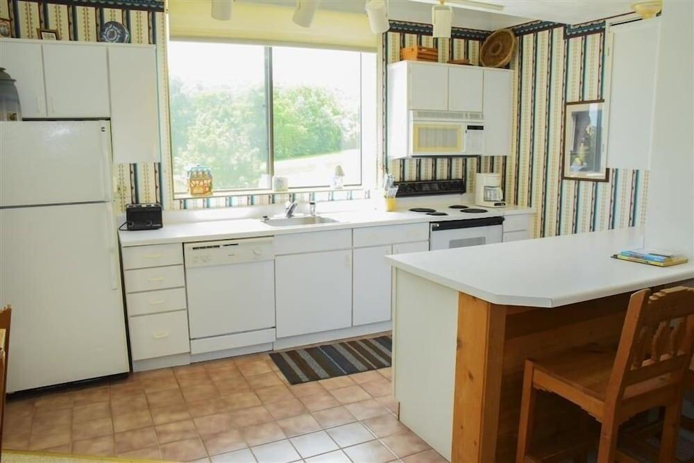 Seven Springs 2 BR Deluxe Condo, Mountain Views! by RedAwning