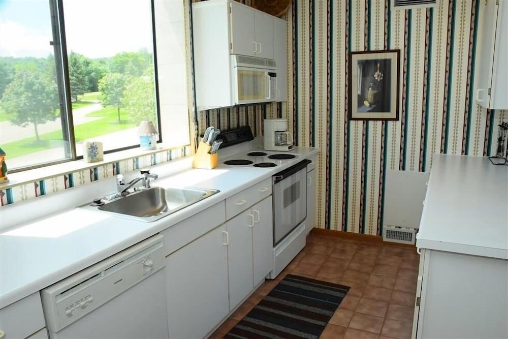 Seven Springs 2 BR Deluxe Condo, Mountain Views! by RedAwning