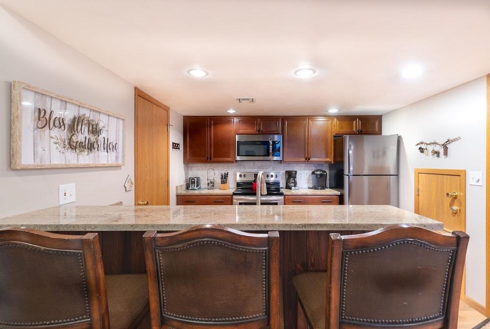 Seven Springs 2 BR Condo - Deck and Mountain Views by RedAwning