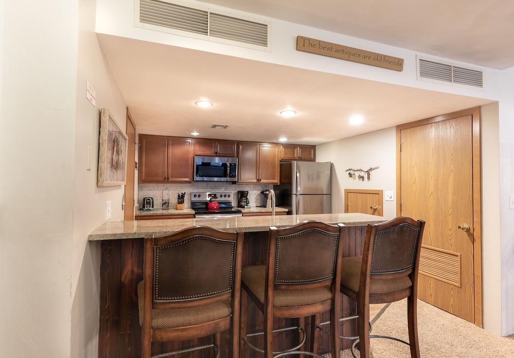 Seven Springs 2 BR Condo - Deck and Mountain Views by RedAwning