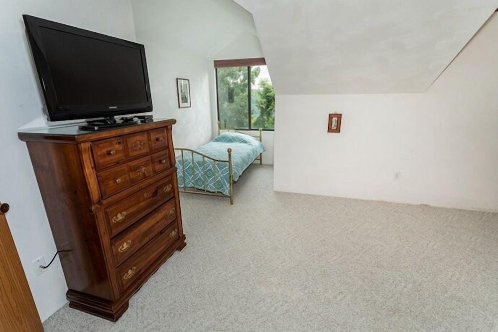 Seven Springs 2 BR Deluxe Condo with Loft, Mountain Views by RedAwning