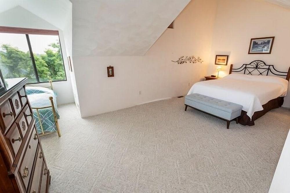 Seven Springs 2 BR Deluxe Condo with Loft, Mountain Views by RedAwning