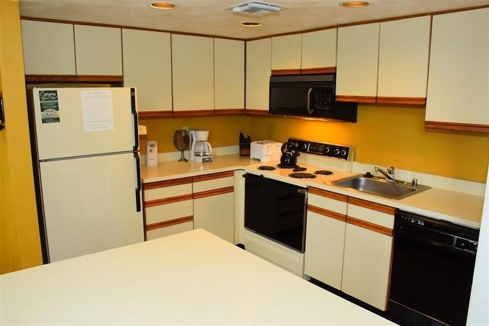 Seven Springs Sunridge 3 Bedroom Deluxe Condo with Loft by RedAwning